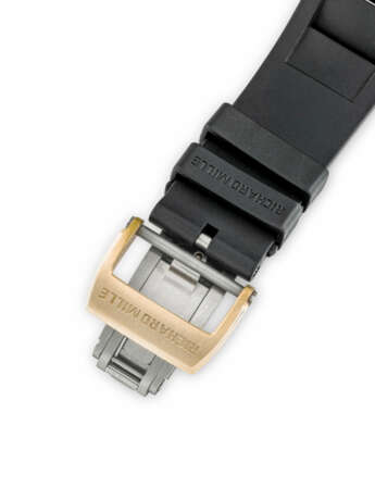 RICHARD MILLE. AN 18K PINK GOLD AND TITANIUM AUTOMATIC SKELETONISED WRISTWATCH WITH SWEEP CENTRE SECONDS, DECLUTCHABLE ROTOR, POWER RESERVE AND DATE - Foto 4 RICHARD MILLE. AN 18K PINK GOLD AND TITANIUM AUTOMATIC SKELETONISED WRISTWATCH WITH SWEEP CENTRE SECONDS, DECLUTCHABLE ROTOR, POWER RESERVE AND DATE - Foto 4