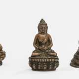 Zwei Bronzen des Padmasambhava und eine Bronze des Buddha Shakyamuni - Foto 1