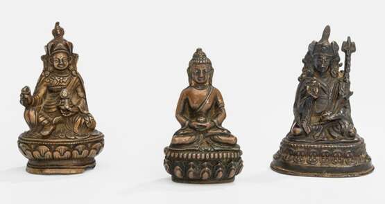 Zwei Bronzen des Padmasambhava und eine Bronze des Buddha Shakyamuni - фото 1