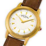 PATEK PHILIPPE. A VERY RARE 18K GOLD LIMITED EDITION AUTOMATIC WRISTWATCH, MADE TO COMMEMORATE THE YEAR 2000 - Foto 2