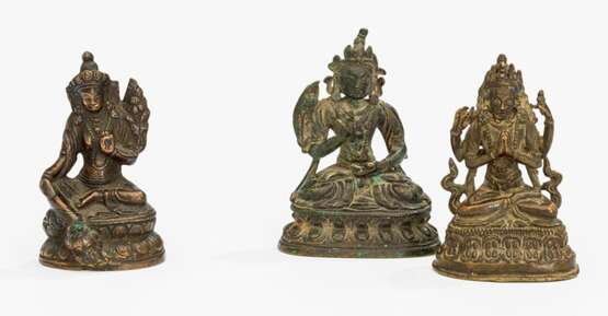 Drei Bronzen: Bodhisattva, Shadaksharilokesvara und Syamatara - фото 1