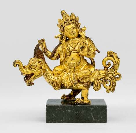 Feuervergoldete Bronze einer Gottheit, vielleicht Jambhala auf einem Drachen reitend - photo 1