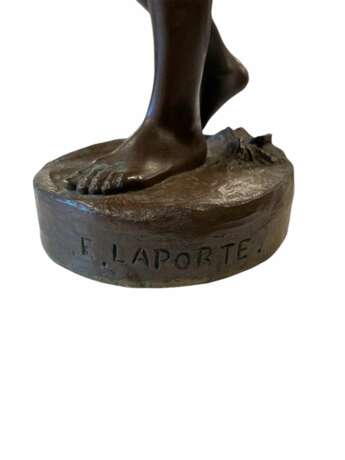 Emile Laporte (1858-1907) &amp; Siot Paris Bronze Figure of a Boy with Cross Bronze realism Late 19th century - photo 3