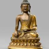 Partiell feuervergoldete Bronze des Buddha Shakyamuni auf einem Lotos - фото 1