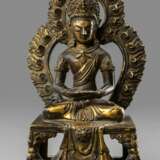 Feuervergoldete Bronze des Amitayus auf einem Thron mit Mandorla - photo 1