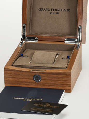 GIRARD-PERREGAUX, LIMITED EDITION BLUE CARBON GLASS 'LAUREATO ABSOLUTE ROCK', REF. 81060 - photo 4