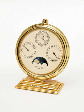 AUDEMARS PIGUET, GILT BRASS PERPETUAL CALENDAR DISPLAY CLOCK 'CALENDAR 2100' - фото 1