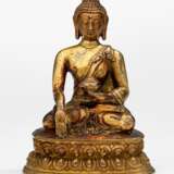 Partiell feuervergoldete Bronze des Buddha Shakyamuni mit einer Almosenschale - photo 1