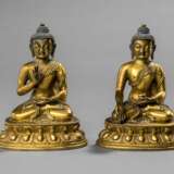 Zwei feine feuervergoldete Bronzen des Buddha - Foto 1