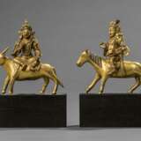 Zwei feuervergoldete Bronzen von Gottheiten - photo 1