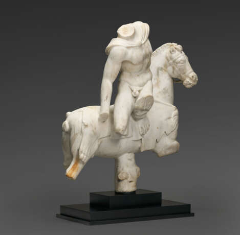 A WHITE MARBLE FIGURE GROUP OF TROILOS ON HORSEBACK - photo 3