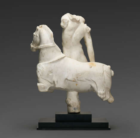 A WHITE MARBLE FIGURE GROUP OF TROILOS ON HORSEBACK - photo 4