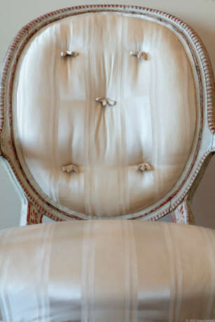 A PAIR OF GEORGE III CREAM AND RED PAINTED ARMCHAIRS - photo 2