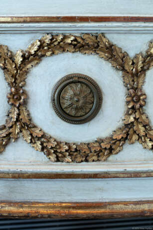 A NORTH ITALIAN BRASS-MOUNTED CREAM-PAINTED AND PARCEL-GILT DEMILUNE COMMODE - photo 3