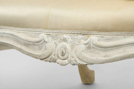 A PAIR OF EARLY GEORGE III CREAM-PAINTED SOFAS - photo 7