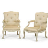 A PAIR OF GEORGE III CREAM-PAINTED ARMCHAIRS - Foto 1