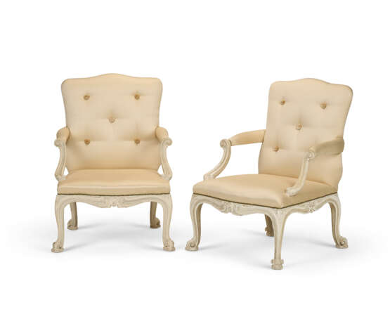 A PAIR OF GEORGE III CREAM-PAINTED ARMCHAIRS - Foto 1
