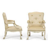 A PAIR OF GEORGE III CREAM-PAINTED ARMCHAIRS - Foto 5