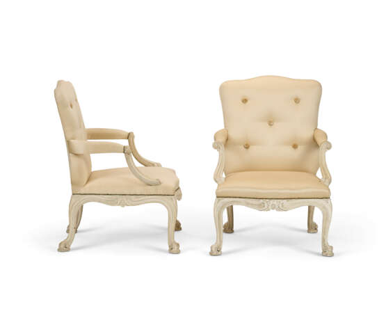 A PAIR OF GEORGE III CREAM-PAINTED ARMCHAIRS - Foto 5