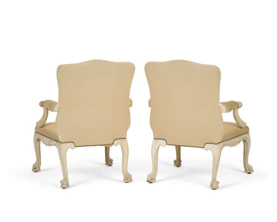 A PAIR OF GEORGE III CREAM-PAINTED ARMCHAIRS - Foto 6