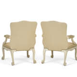 A PAIR OF GEORGE III CREAM-PAINTED ARMCHAIRS - Foto 6