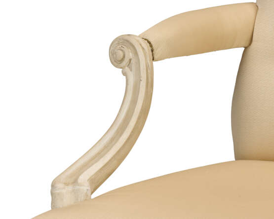 A PAIR OF GEORGE III CREAM-PAINTED ARMCHAIRS - Foto 7