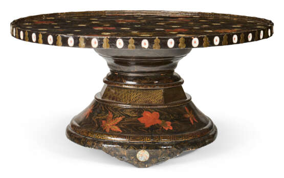 A JAPANESE EXPORT BRASS-MOUNTED, PORCELAIN-INSET AND BLACK AND GILT LACQUER CENTER TABLE - photo 1