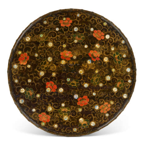 A JAPANESE EXPORT BRASS-MOUNTED, PORCELAIN-INSET AND BLACK AND GILT LACQUER CENTER TABLE - photo 2