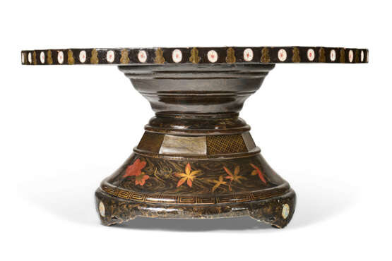A JAPANESE EXPORT BRASS-MOUNTED, PORCELAIN-INSET AND BLACK AND GILT LACQUER CENTER TABLE - photo 3