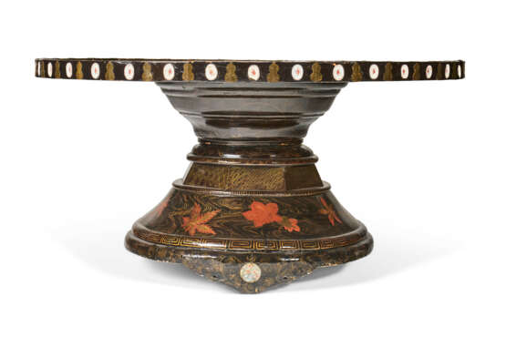 A JAPANESE EXPORT BRASS-MOUNTED, PORCELAIN-INSET AND BLACK AND GILT LACQUER CENTER TABLE - photo 4