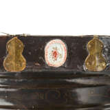 A JAPANESE EXPORT BRASS-MOUNTED, PORCELAIN-INSET AND BLACK AND GILT LACQUER CENTER TABLE - photo 5