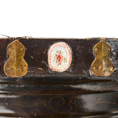 A JAPANESE EXPORT BRASS-MOUNTED, PORCELAIN-INSET AND BLACK AND GILT LACQUER CENTER TABLE - photo 5