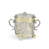 A CHARLES II PARCEL-GILT SILVER TWO-HANDLED PORRINGER AND COVER - photo 2