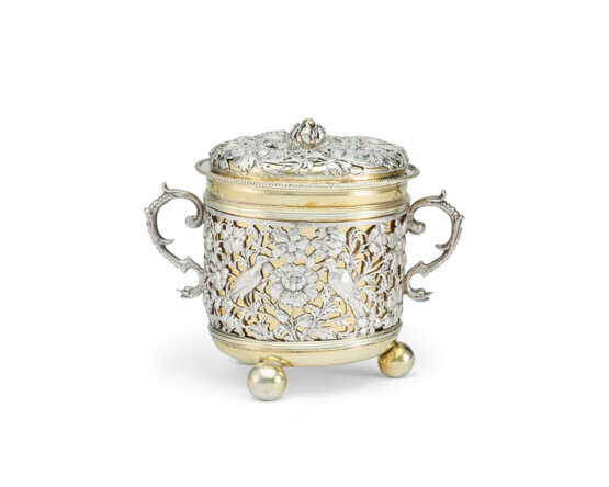 A CHARLES II PARCEL-GILT SILVER TWO-HANDLED PORRINGER AND COVER - photo 2