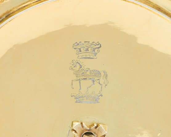 A CHARLES II PARCEL-GILT SILVER TWO-HANDLED PORRINGER AND COVER - photo 3