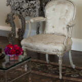 A SET OF SIX GEORGE III CREAM-PAINTED AND PARCEL-GILT OPEN ARMCHAIRS - Foto 2