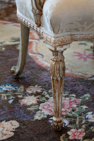 A SET OF SIX GEORGE III CREAM-PAINTED AND PARCEL-GILT OPEN ARMCHAIRS - Foto 4