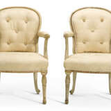 A SET OF SIX GEORGE III CREAM-PAINTED AND PARCEL-GILT OPEN ARMCHAIRS - Foto 7