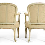 A SET OF SIX GEORGE III CREAM-PAINTED AND PARCEL-GILT OPEN ARMCHAIRS - Foto 9