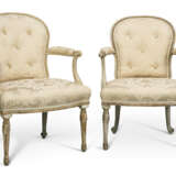 A SET OF SIX GEORGE III CREAM-PAINTED AND PARCEL-GILT OPEN ARMCHAIRS - Foto 10