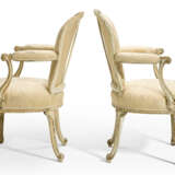 A SET OF SIX GEORGE III CREAM-PAINTED AND PARCEL-GILT OPEN ARMCHAIRS - Foto 14