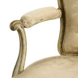 A SET OF SIX GEORGE III CREAM-PAINTED AND PARCEL-GILT OPEN ARMCHAIRS - Foto 16