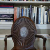 A SET OF FOUR GEORGE III POLYCHROME-DECORATED MAHOGANY HALL CHAIRS - photo 3