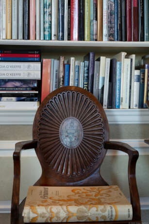 A SET OF FOUR GEORGE III POLYCHROME-DECORATED MAHOGANY HALL CHAIRS - фото 3 A SET OF FOUR GEORGE III POLYCHROME-DECORATED MAHOGANY HALL CHAIRS - фото 3