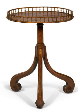 A GEORGE III MAHOGANY CIRCULAR TRIPOD CENTER TABLE - photo 1 A GEORGE III MAHOGANY CIRCULAR TRIPOD CENTER TABLE - photo 1