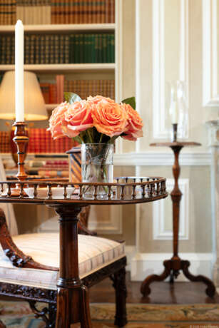 A GEORGE III MAHOGANY CIRCULAR TRIPOD CENTER TABLE - photo 2 A GEORGE III MAHOGANY CIRCULAR TRIPOD CENTER TABLE - photo 2