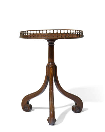 A GEORGE III MAHOGANY CIRCULAR TRIPOD CENTER TABLE - photo 3 A GEORGE III MAHOGANY CIRCULAR TRIPOD CENTER TABLE - photo 3