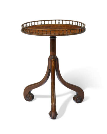 A GEORGE III MAHOGANY CIRCULAR TRIPOD CENTER TABLE - photo 5 A GEORGE III MAHOGANY CIRCULAR TRIPOD CENTER TABLE - photo 5