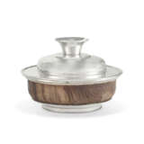 A SILVER-MOUNTED WOOD MAZER BOWL AND COVER - фото 1