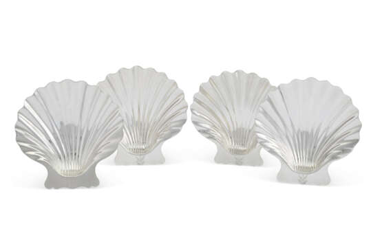 A SET OF FOUR GEORGE II SILVER BUTTER SHELLS - фото 1 A SET OF FOUR GEORGE II SILVER BUTTER SHELLS - фото 1